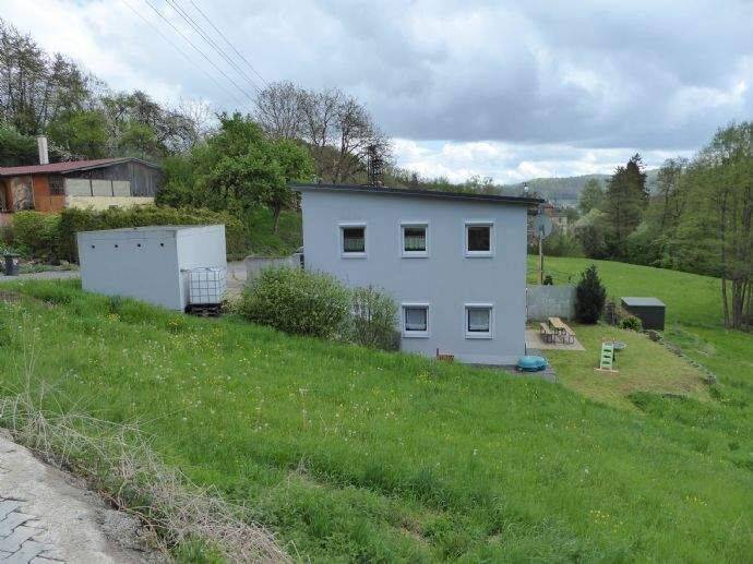 Weismain-OT: Traumhafte Doppelhaushälfte Mit Garten und Garage am Ortsrand