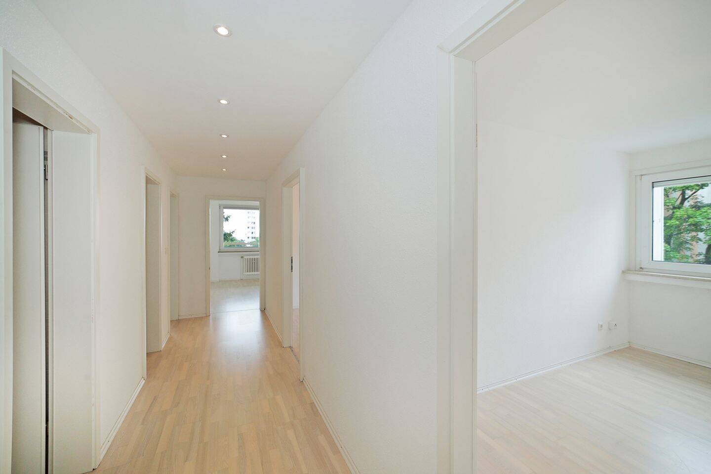 Wohnen direkt am Ostpark: Helle, renovierte 3-Zimmer-Wohnung mit zwei Südbalkonen und Weitblick. – München – Vorschaubild 5