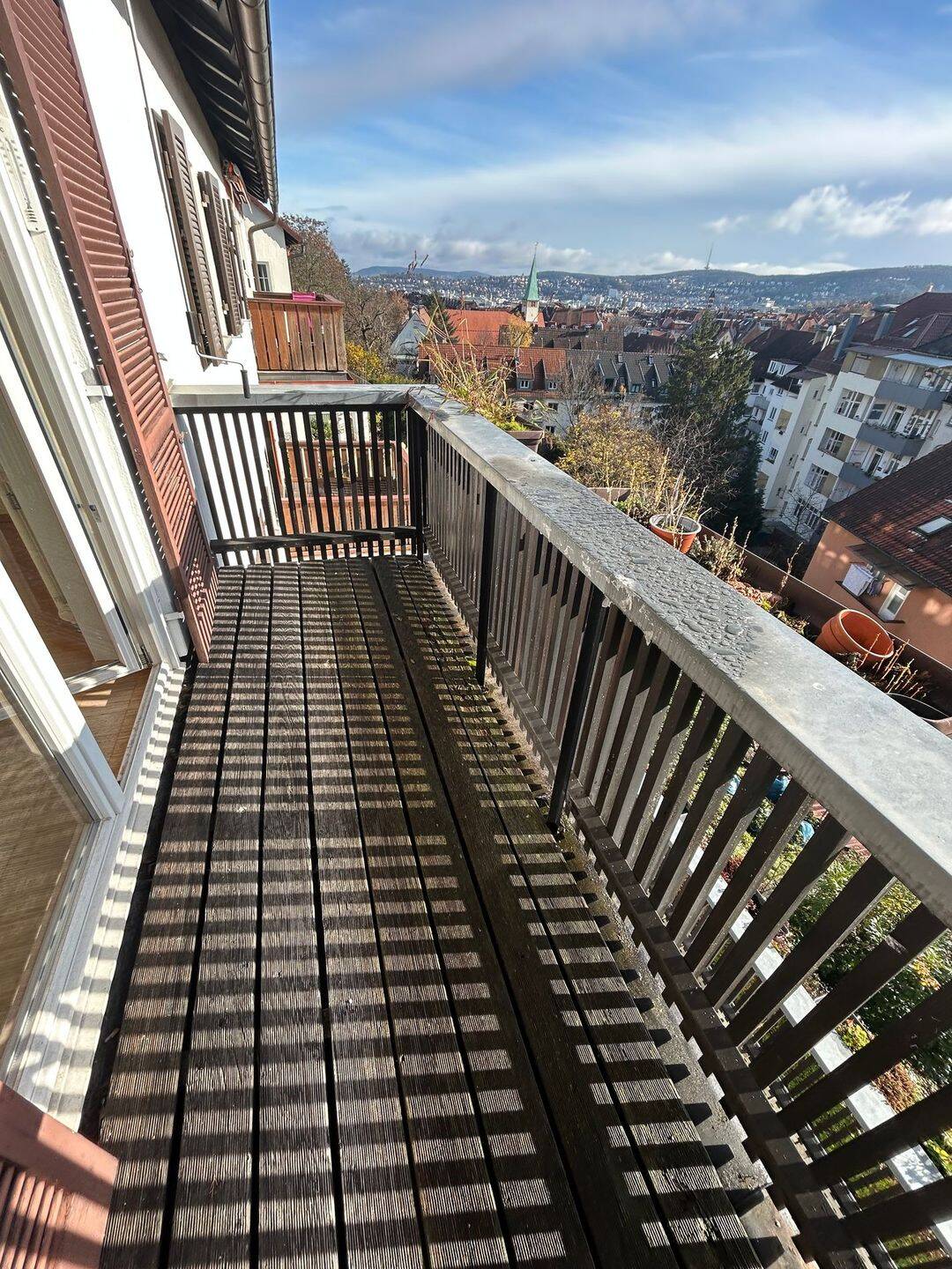 Zwei Zimmer mit Weitblick - Sanierte Wohnung im 1. OG und Balkon