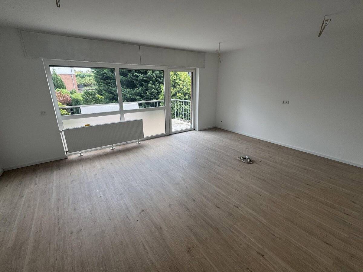 Erstbezug nach Sanierung: 2-Zimmer-Wohnung mit großem Balkon & Gartenblick in Duisburg-Rahm! – 47269 Duisburg – Bild 1 von 9