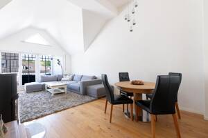 Großzügige 4-Zimmer-Dachgeschosswohnung mit beeindruckender Raumhöhe, Kamin und zwei Balkonen – 81827 München – Vorschaubild 4