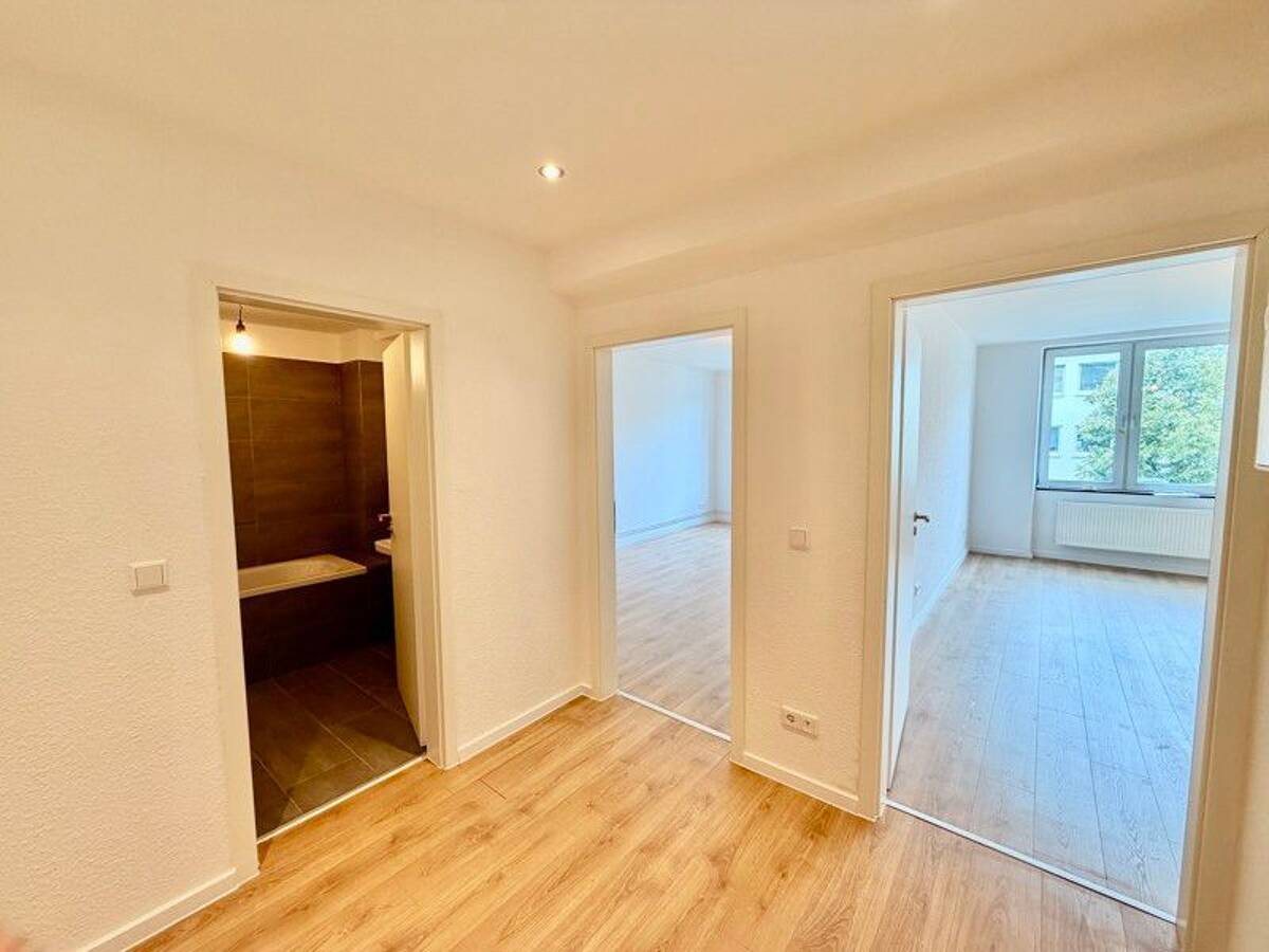 Frisch renovierte 2-Zimmer-Wohnung in begehrter Lage von Düsseldorf-Unterbilk - inklusive neuer Einbauküche – 40219 Düsseldorf – Bild 1 von 4