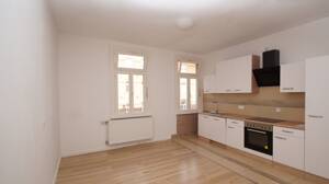 ALTBAUWOHNUNG IN INNENSTADTLAGE! Ca. 107 m² Wfl, 4 Zimmer, 3 Schlafzimmer, 1 Badezimmer und Garage.