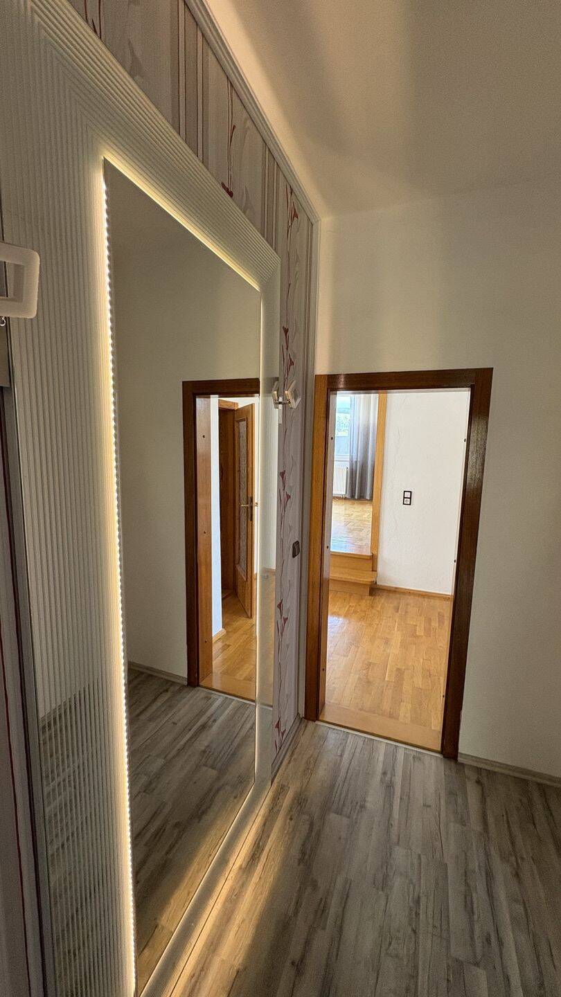 Attraktive Kombination aus Wohnraum und Gewerbefläche mit Entwicklungsmöglichkeiten – Ellefeld – Vorschaubild 5
