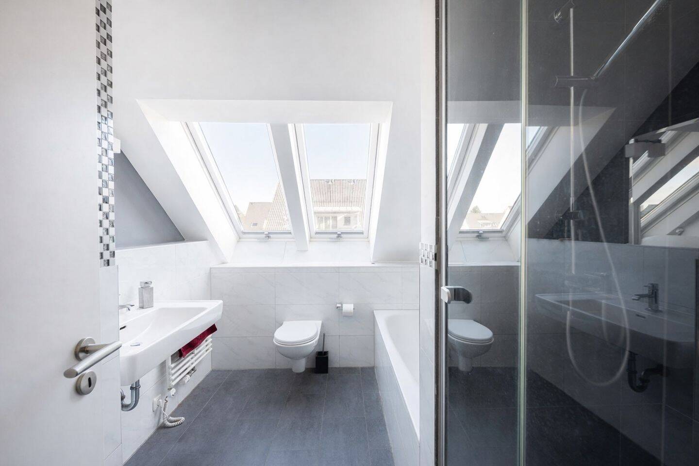 AIGNER - Moderne Maisonette mit traumhaftem Blick ins Grüne, hohem Freizeitwert und S-Bahn-Nähe – München – Vorschaubild 6