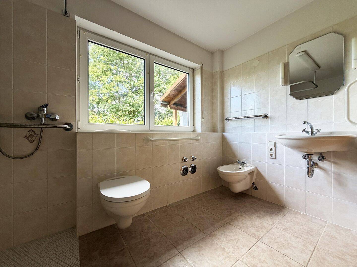 Großzügiges Zuhause. 8 Zimmer. 223 m². Garten, Garage und 2 Stellplätze. Viel Platz für Ihre Ideen. – Gottmadingen – Vorschaubild 9