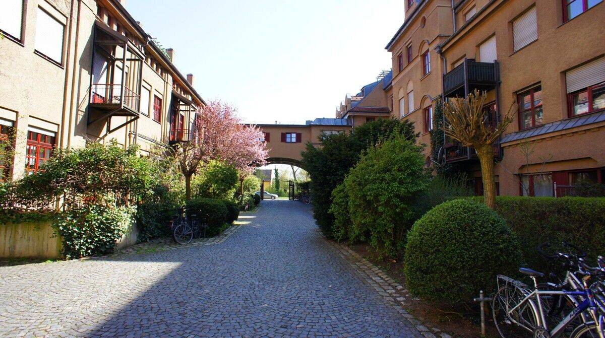 Dachgeschosswohnung mit Ausbaureserve in denkmalgeschützter Wohnanlage in Augsburg – Augsburg – Vorschaubild 2