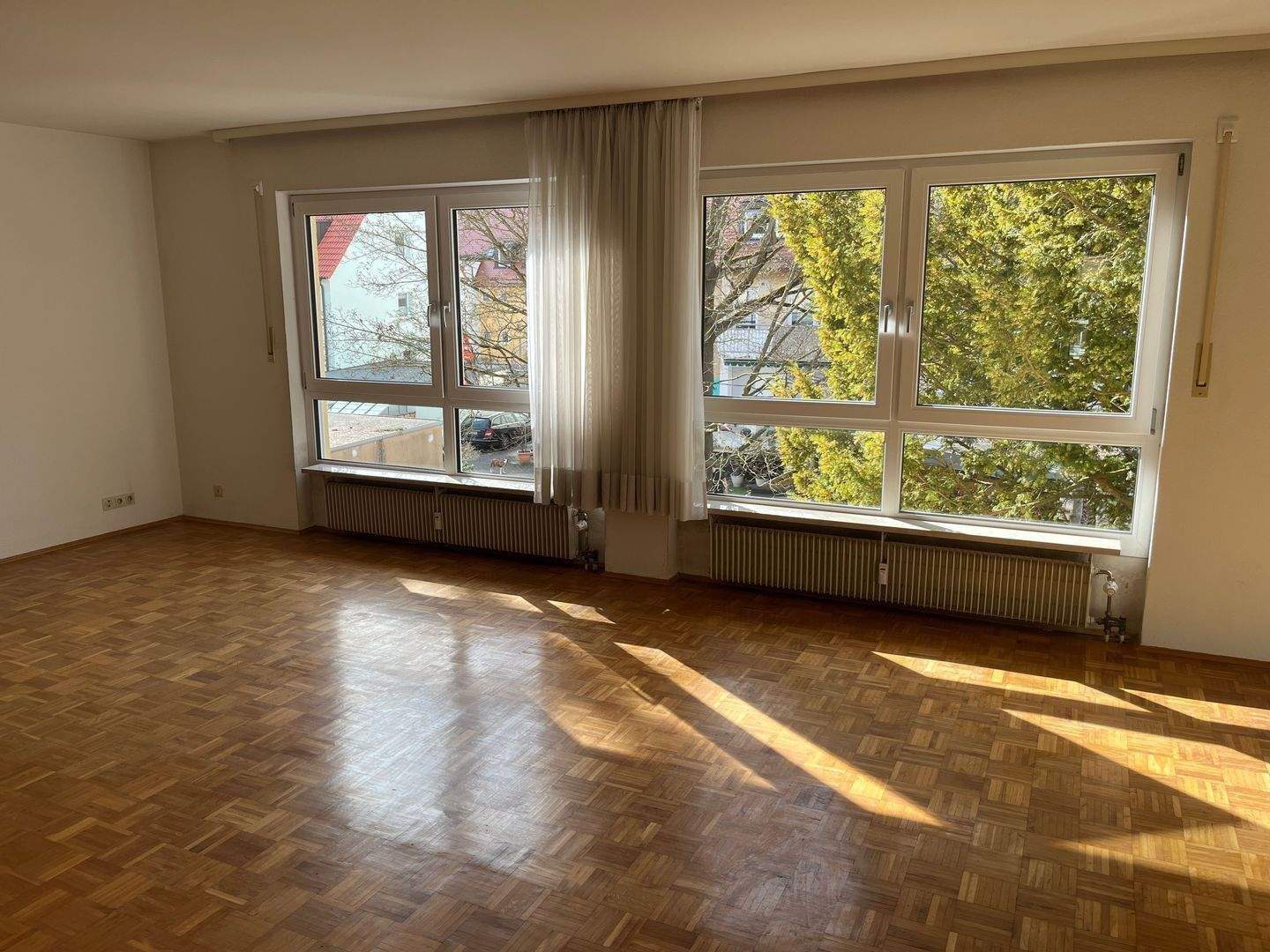 Sehr helle 4 ZW mit großzügigem Wohn-/Essbereich, Wintergarten, nagelneuem Tageslichtbad in absolut ruhiger Wohnlage in einem 3 Familien-Haus – Nürnberg – Vorschaubild 3