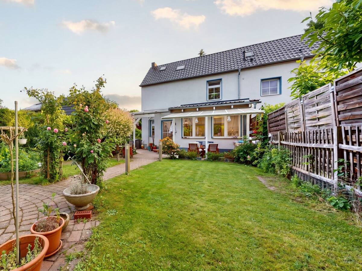 Familienfreundliche Doppelhaushälfte mit Garten und Carport – 15366 Neuenhagen bei Berlin – Bild 1 von 9