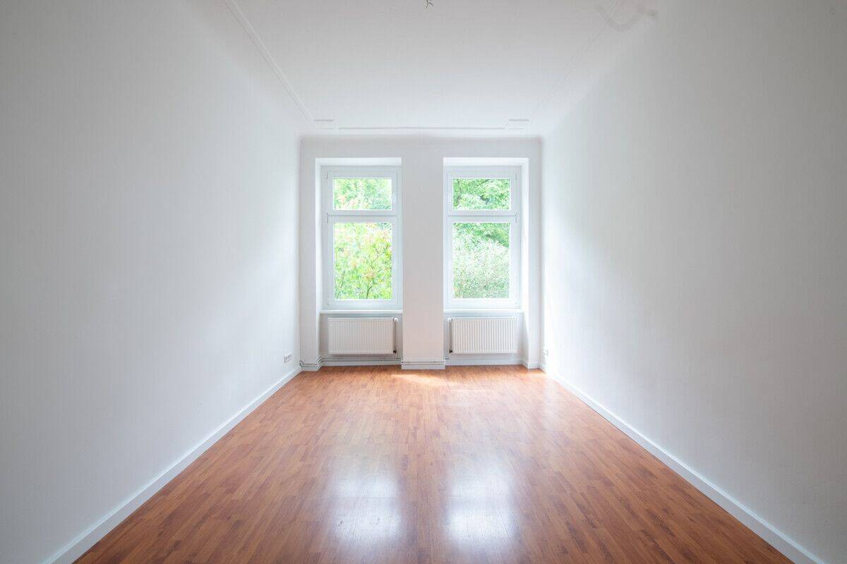 Bezugsfreie 2-Zimmer-Wohnung mit Altbau-Flair und modernem Tageslicht-Badezimmer, jetzt besichtigen