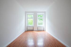 Bezugsfreie 2-Zimmer-Wohnung mit Altbau-Flair und modernem Tageslicht-Badezimmer, jetzt besichtigen – 13086 Berlin – Vorschaubild 1