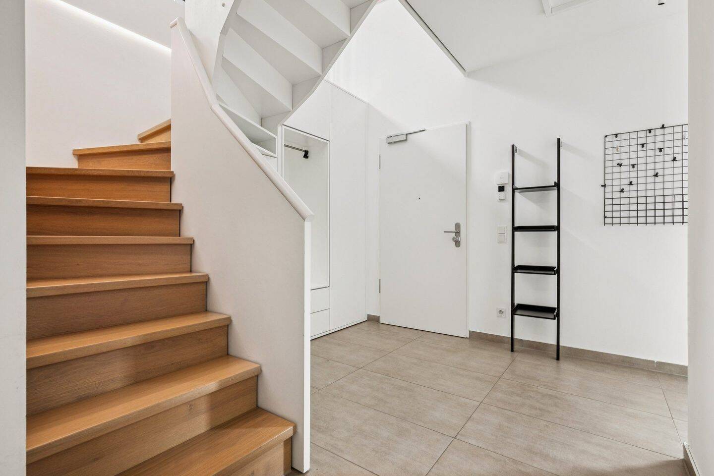 Modernes Penthouse mit exklusiver Möblierung – München – Vorschaubild 8
