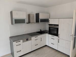 Helle 2-RW, Erdgeschoss, Terrasse, EBK, Bad mit Wanne und WMA, Tiefgarage, grüner Innenhof