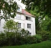 Außergewöhnliche MFH - Hälfte als GENERATIONSHAUS in therapeutisch ruhiger Grünlage am Park
