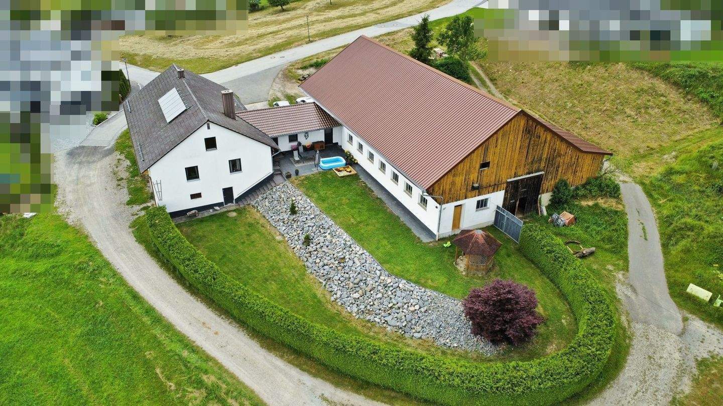 *PROVISIONSFREI* Sanierte Hofstelle in ruhiger Lage mit großer Scheune und nachhaltigem Heizsystem – Fürstenstein – Bild 1 von 9