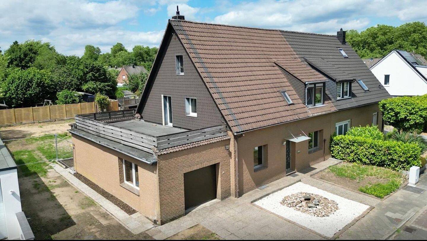 FAMILIENFREUNDLICHES GENERATIONENHAUS MIT GROSSEM GARTEN ZUM GRUNDSTÜCKSPREIS – Düsseldorf – Vorschaubild 2