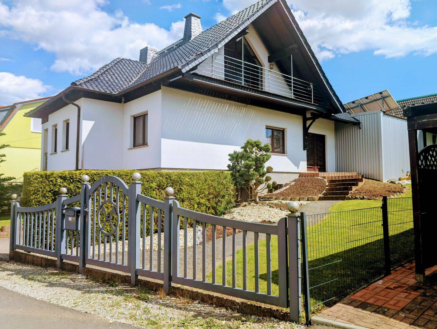 Einfamilienhaus mit PV-Anlage, Pferdestall und großem Grundstück