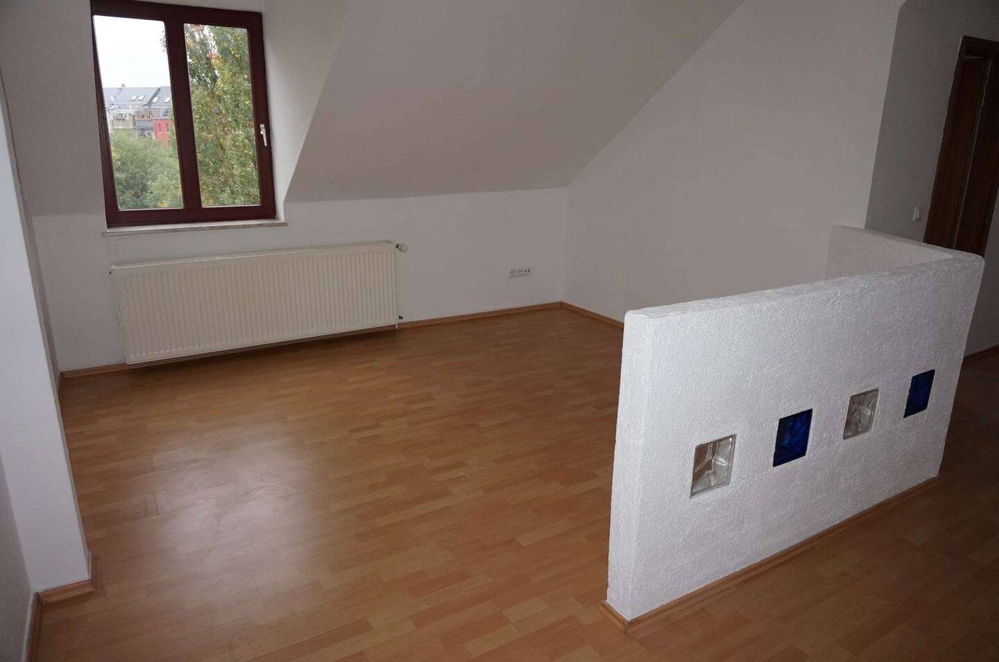 DG / 1-Zi-Whg. mit Laminat - Bad mit Fenster + Dusche – Chemnitz – Vorschaubild 3