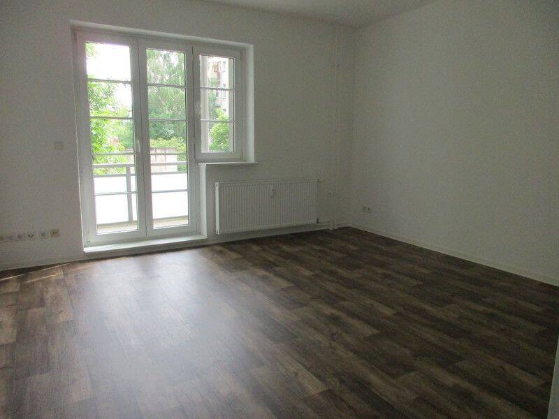 Alles was man braucht: ca 30 m2 Wohnzimmer+ ca 8,5 m2 großem Balkon! – Magdeburg – Vorschaubild 3