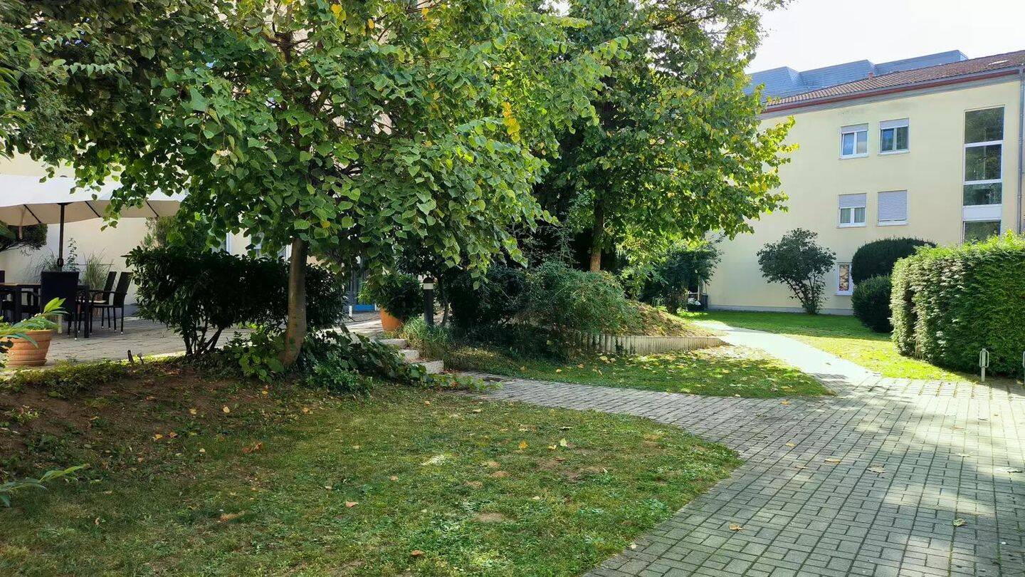 Natur pur und Direkt vor U-bahn Stadthalle！Voll Möblierte Helle 2-Zimmer-Wohnung, mit Balkon, ruhig – Fürth – Vorschaubild 2
