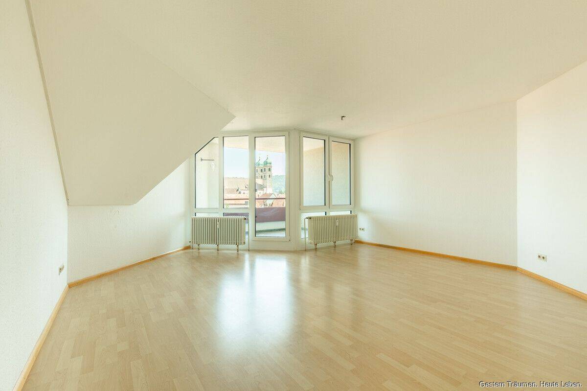 PROVISIONSFREI: 2-Zimmer-Dachgeschosswohnung mit Loggia und Blick auf das Münster in zentraler Lage – 79713 Bad Säckingen – Bild 1 von 9
