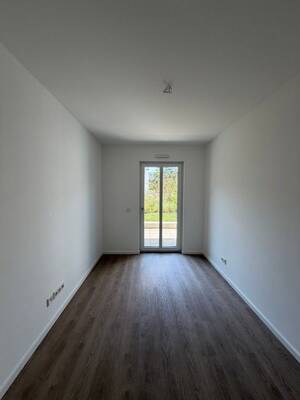 Lichtdurchflutete 3-Raum-Wohnung mit Einbauküche und Terrasse – 1067 Dresden – Vorschaubild 4