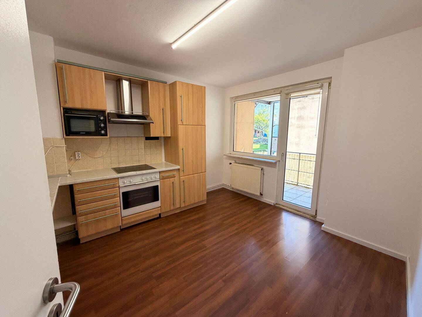 Renovierte 2-Zimmer-Wohnung mit Balkon & Einbauküche - Jobcenter ab 3 Personen möglich