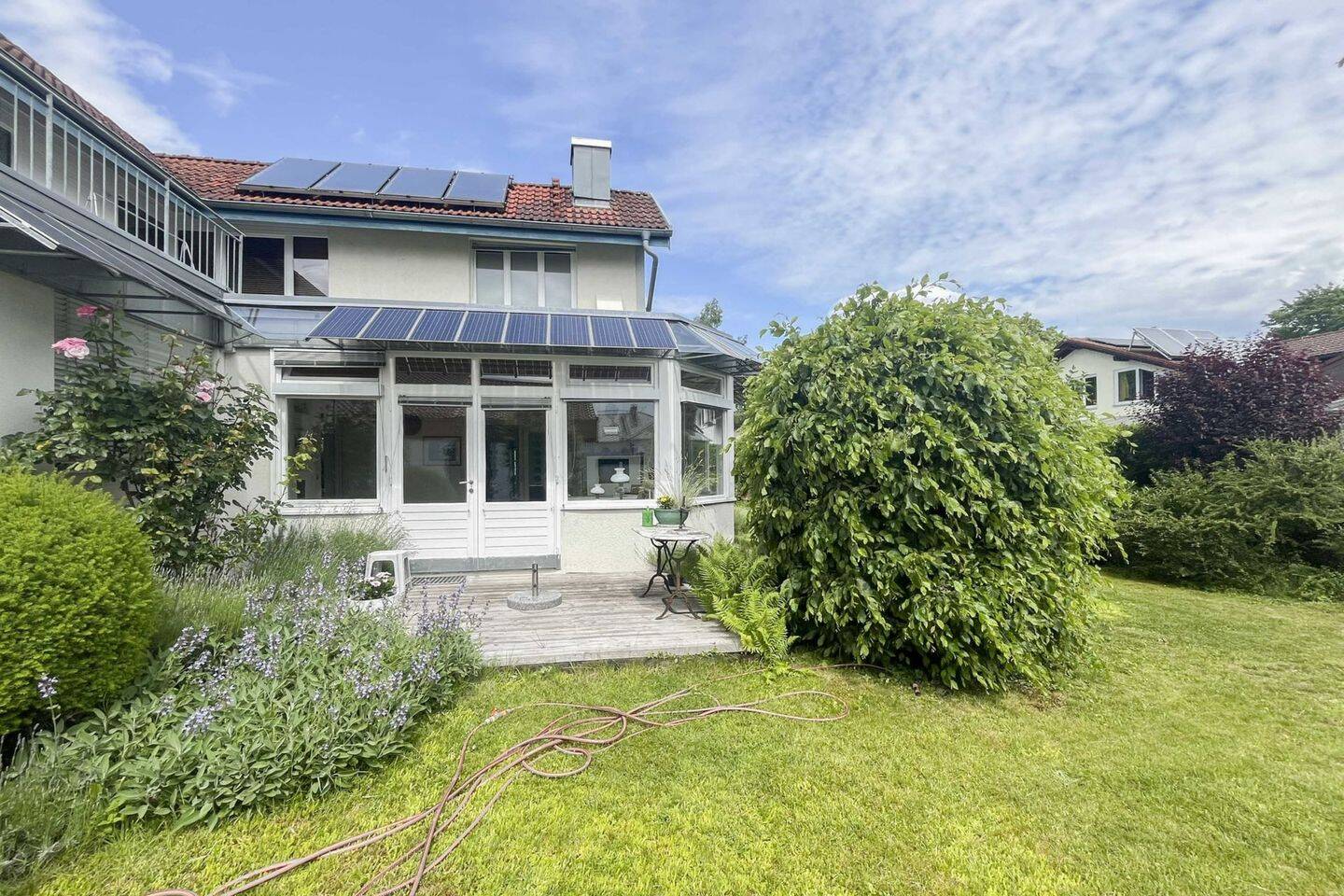 Großzügiges Familiendomizil mit Potenzial für zwei Wohneinheiten und herrlichem Garten – Burghausen – Bild 1 von 9
