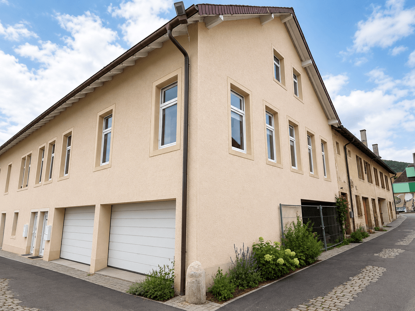 Modernisierte 3 - Zimmer Dachgeschosswohnung mit Garage in bester Innenstadtlage