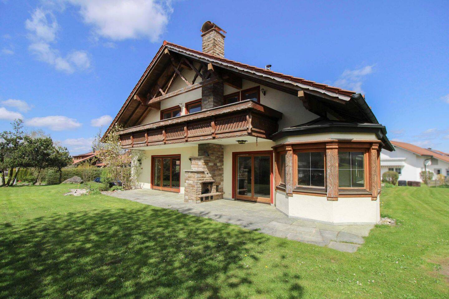 Familientraum mit viel Platz: Einfamilienhaus mit ca. 335 m² Wohnfläche und großem Grundstück