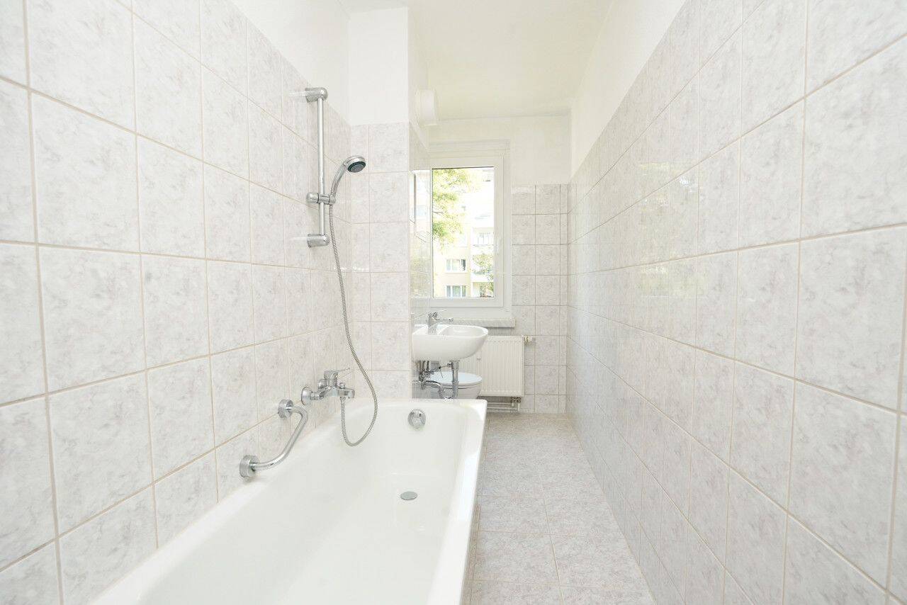 Balkon / Bad mit Fenster – Chemnitz – Vorschaubild 7