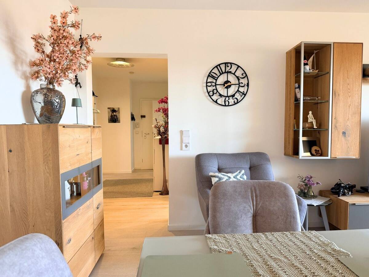 HELL. MODERN. BEZUGSBEREIT. - Sanierte 3-Zimmer-WHG mit Balkon, EBK, TG-Platz und vielem mehr – 63225 Langen – Bild 1 von 9