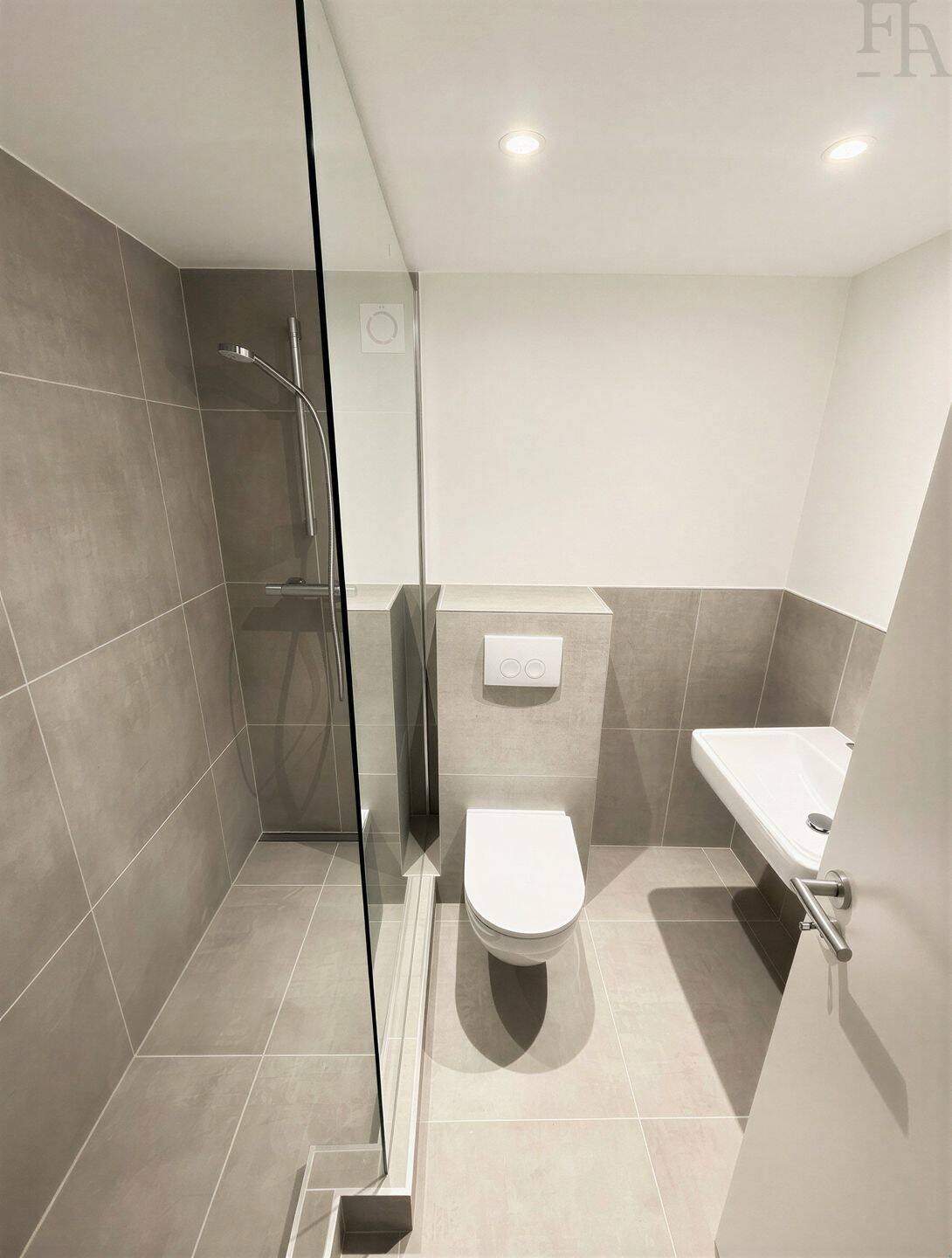 Provisionsfrei - Sanierte 2 Zimmer, große Küche, Duschbad, Loggia – Düsseldorf – Vorschaubild 3