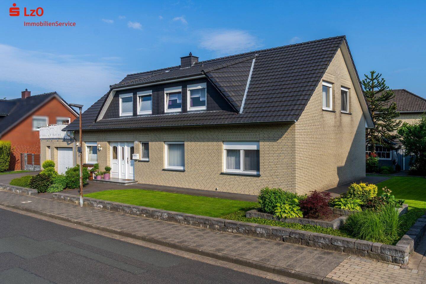 Wohnen mit vielseitigen Nutzungsmöglichkeiten - großzügiges Zweifamilienhaus in begehrter Wohnlage