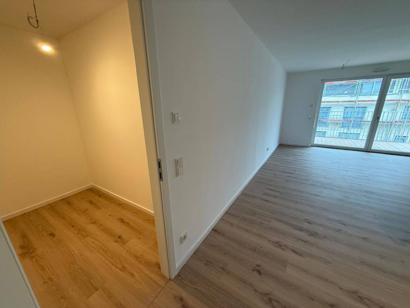 Exklusiver Neubau: Perfekt geschnittene 3-Zimmer-Wohnung mit Balkon | EBK | TG | Fußbodenheizung – Nürnberg – Vorschaubild 2