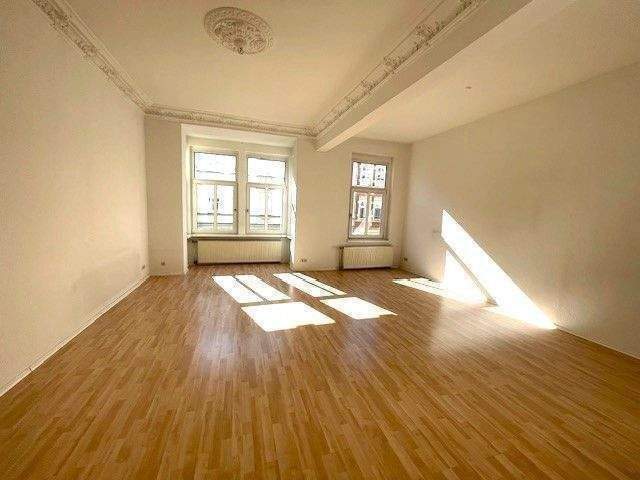 Große helle 3-Raum Wohnung mitten in Stadtfeld mit Balkon.