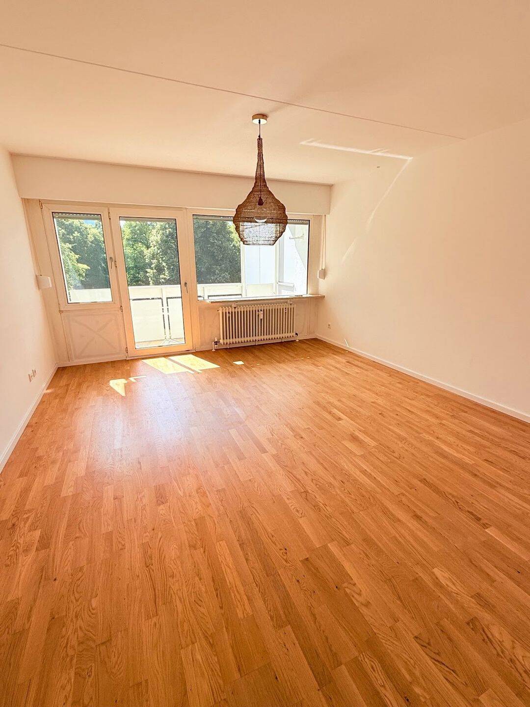 Lichtdurchflutete 3-Zimmer-Wohnung mit Balkon und Einbauküche – München – Vorschaubild 2