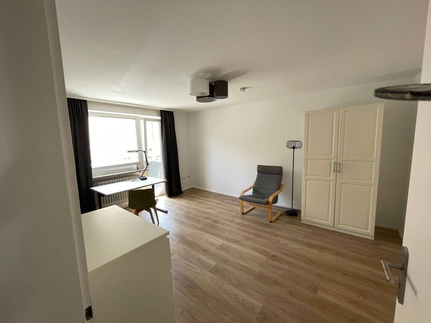 Helle Wohnung, Südbalkon, 2. Stock. WG geeignet. Einbauküche , neues Parkett.Bad mit Badewanne ab 1. August 2026 für gut 3 Jahre zu vermieten. – München – Vorschaubild 3