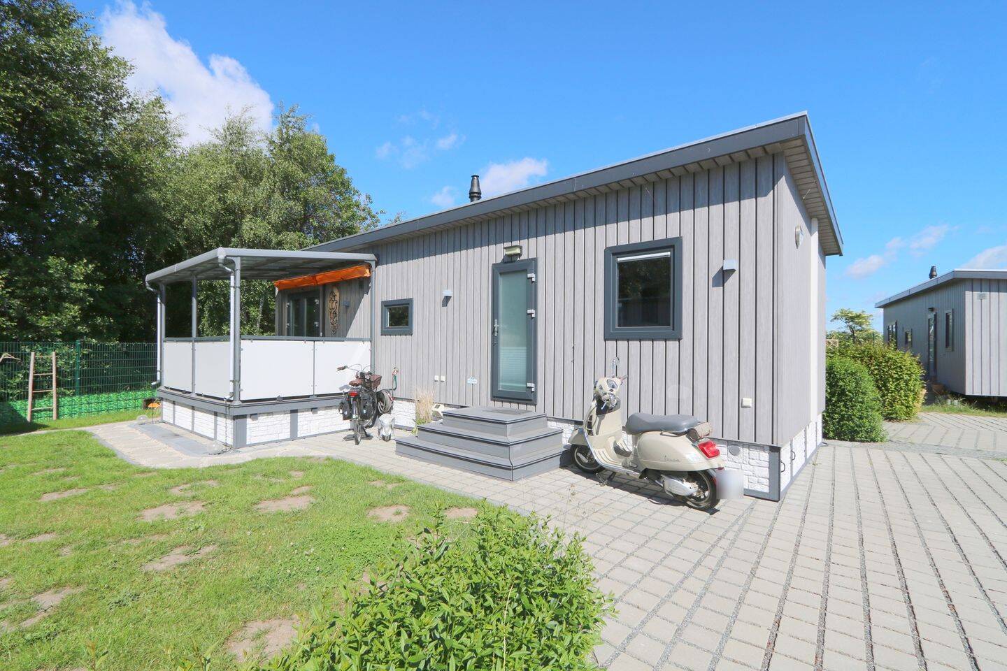 Modernes ca. 45m² Chalet Bj. 2023 am Lensterstrand | Erstwohnsitz | Solaranlage | 224m² | Stellplatz – Grömitz – Bild 1 von 9