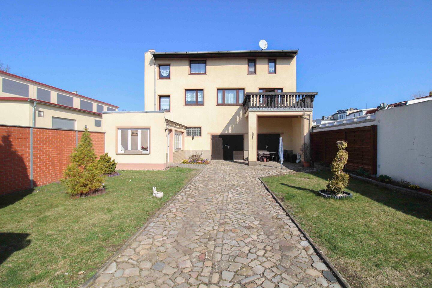 Einfamilienhaus mit Ausbaupotenzial, Garagen und Wintergarten - innenstadtnah