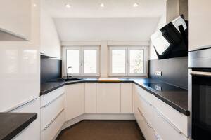 Charmante 3-Zimmer-Dachgeschosswohnung mit traumhafter Aussicht über Uhlbach – 70329 Stuttgart – Vorschaubild 4