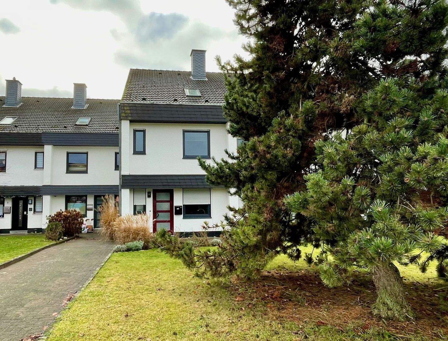 Familienfreundliches Reihenhaus mit sonnigem Garten in Meinhard- Grebendorf – Meinhard – Bild 1 von 9