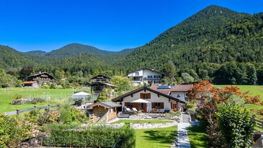 Klassisches Landhaus in exklusiver Lage von Kreuth am Tegernsee – Kreuth – Bild 1 von 9