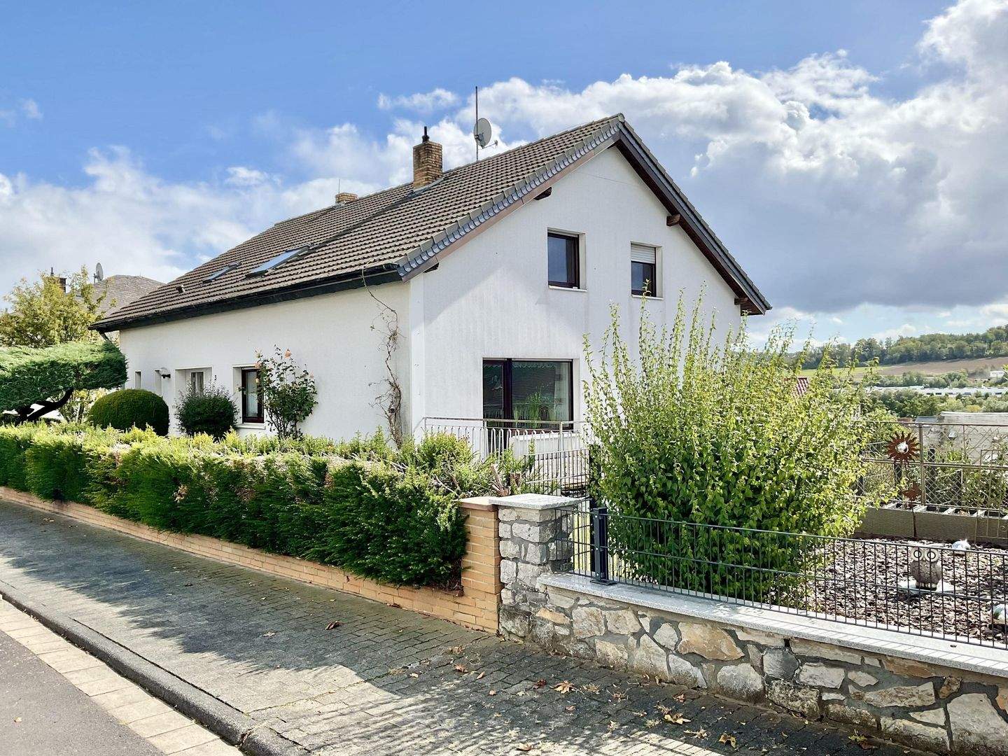Oberkleen 3-Familienhaus in ruhiger Lage mit fantastischem Fernblick über die Täler und Wälder – Langgöns – Bild 1 von 9