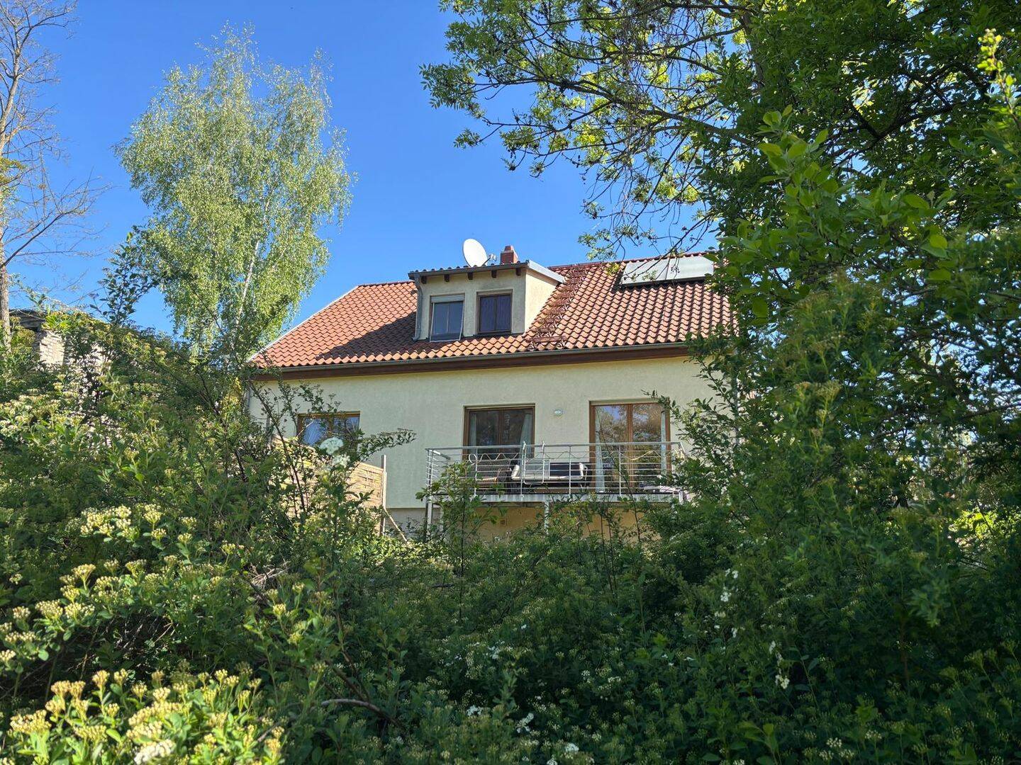 Unverbaubarer Gartenblick mit großem Haus/Mehrfamilienhaus in Berlin – Berlin – Vorschaubild 2