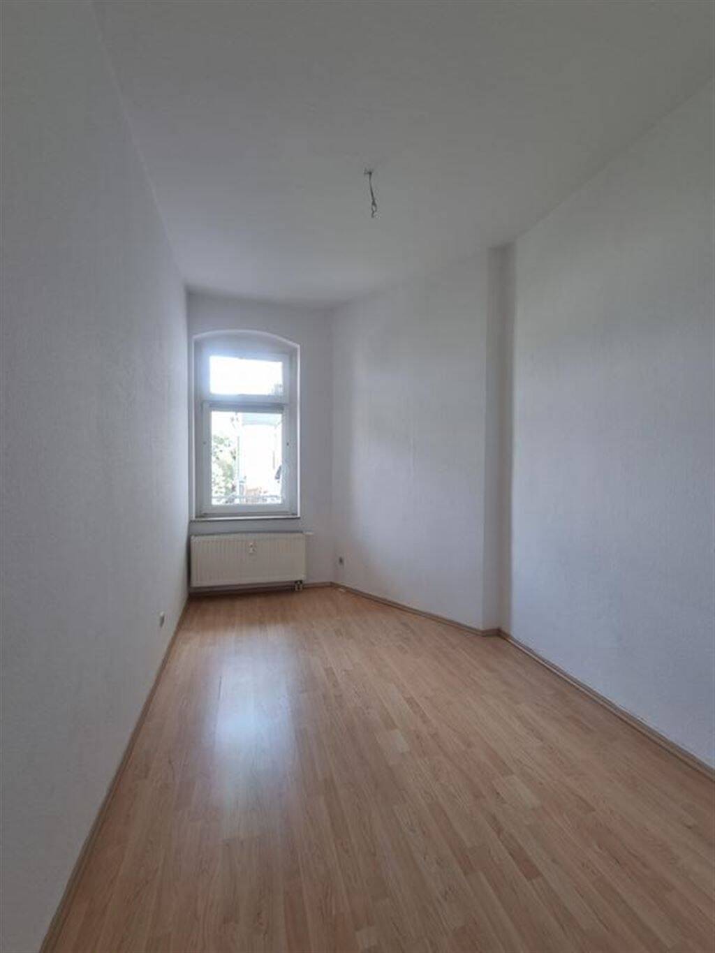 Großzügige 3-Zimmer mit Laminat, EBK, Wannenbad mit Fenster und Balkon in zentraler Lage – Chemnitz – Vorschaubild 7