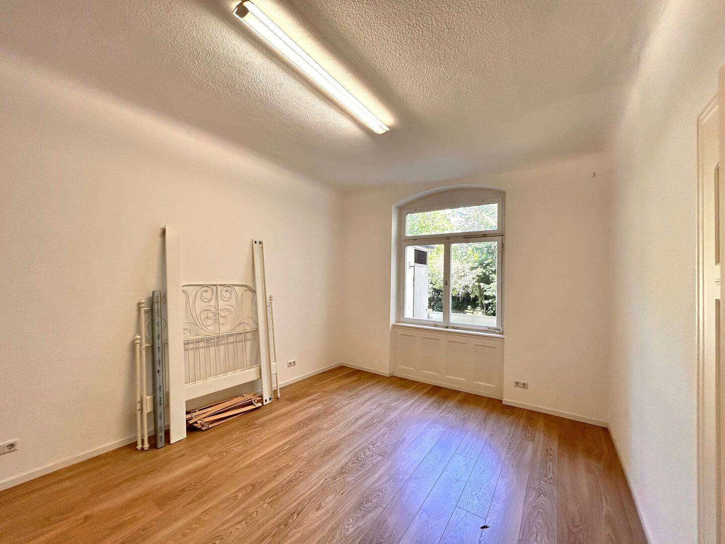 Zeitgemäßes Wohnen mit historischem Flair: 4-Zimmer-Wohnung im 1. OG mit Küchenzeile & 2 Balkone. – Pforzheim – Vorschaubild 4