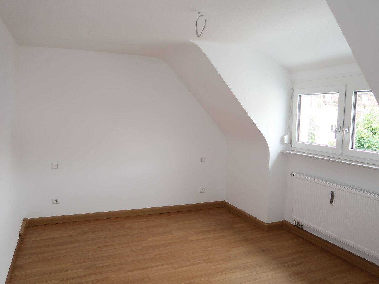 Wohnen im Rückgebäude: 2-Zimmer-Dachgeschoßwohnung – Nürnberg – Vorschaubild 3