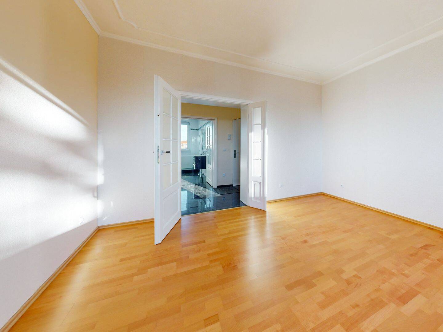 Bezugsfreie Altbauwohnung mit Echtholzparkett