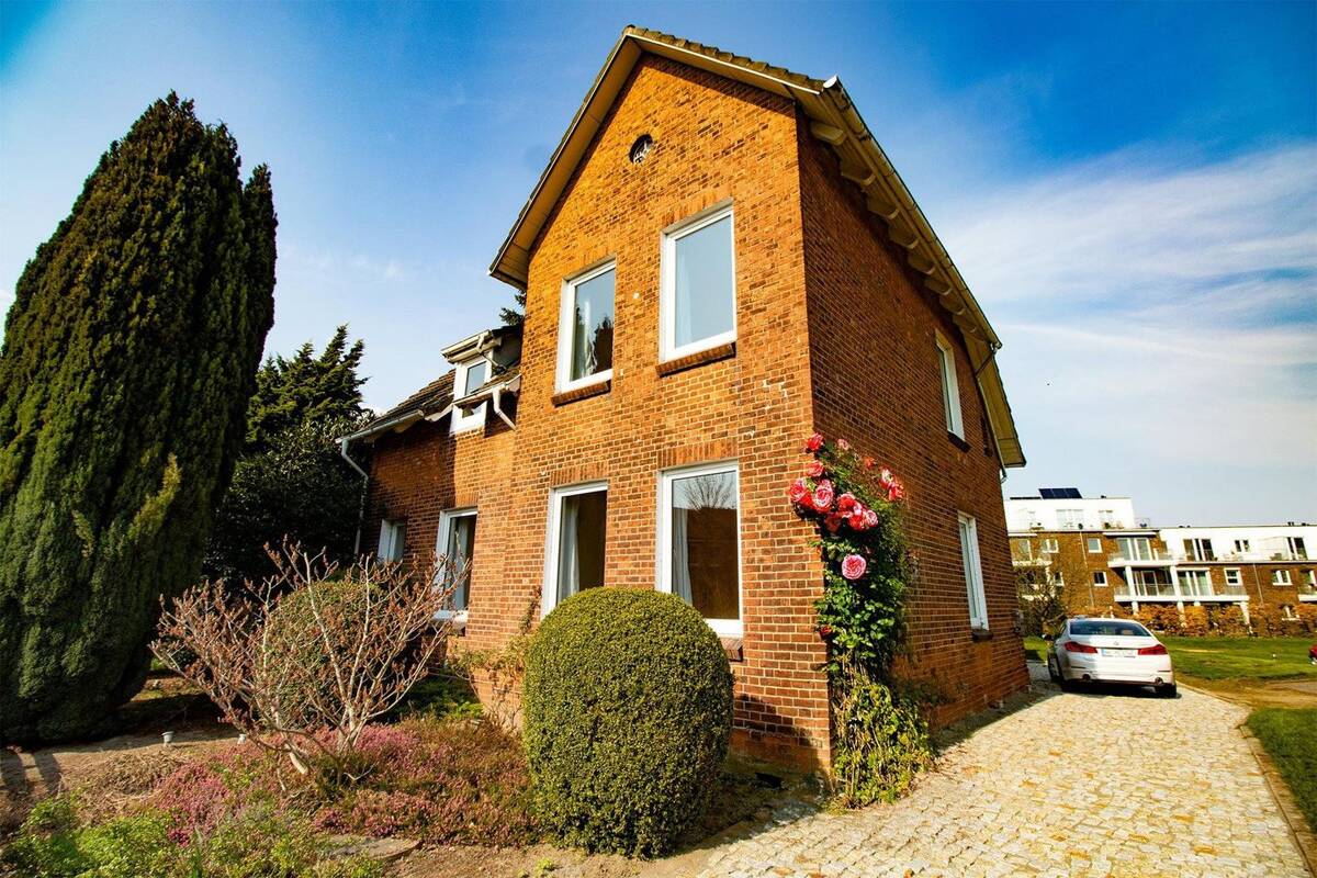 Villa Teichrose - historische Villa trifft modernes Wohnen in Bestlage von Wentorf! – 21465 Wentorf bei Hamburg – Bild 1 von 9